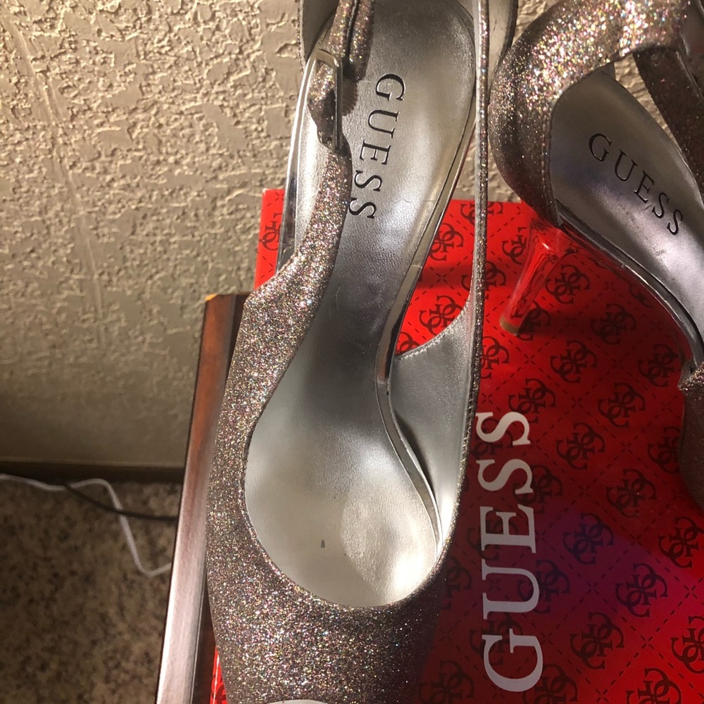 Guess Pumps - Picture 3 of 5